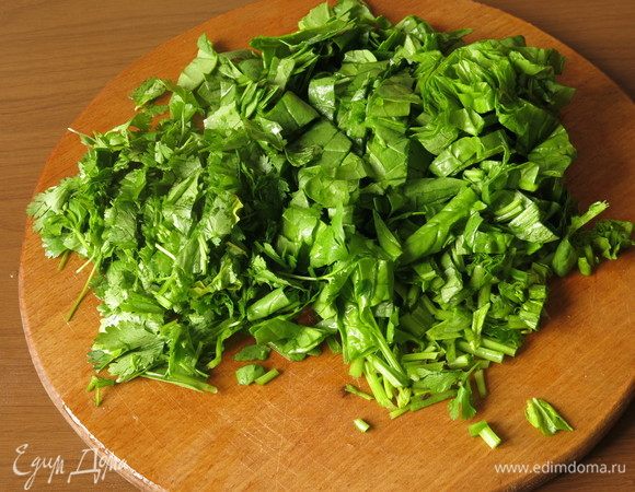 Нарезаем промытую зелень.