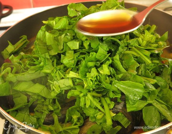 Вливаем соус рыбный.