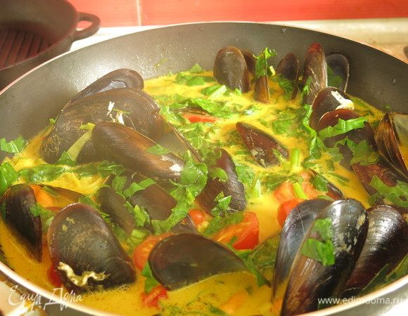 Аккуратно перемешиваем и тушим под крышкой оставшиеся 3–4 минуты. Посмотрите, какое ярое ароматное (жаль, что через экран не передаются запахи) блюдо! Приятного!