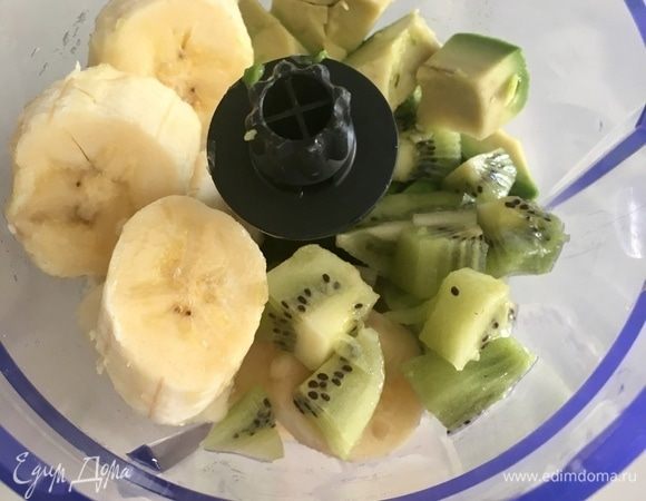 Очищаем бананы, киви и авокадо от кожуры. Режем кубиком и складываем в блендер. Пробиваем до однородности.