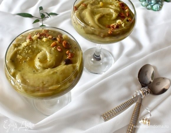 Десерт — сущей воды мой эксперимент, необходимость спрятать полезное авокадо и желание быстро приготовить что-нибудь сладкое. Попробуйте, это очень нежно и вкусно! Очень интересно ваше мнение, а может быть и предложение комбинации еще каких-нибудь ингредиентов в подобном десерте.