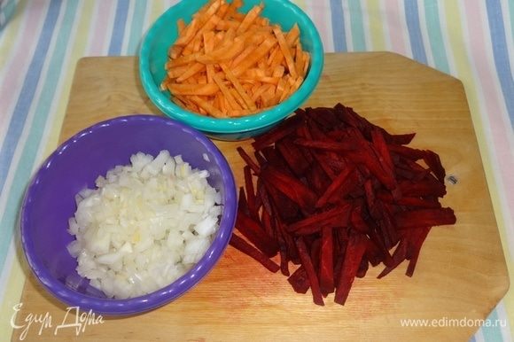 Морковь, свеклу, лук очистить, вымыть. Лук нарезать мелко, морковь и свеклу — соломкой.