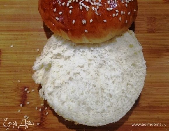 Разрезаем булочку. Видите, какая она внутри пушистая)