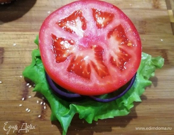 Далее кольца лука и помидор.