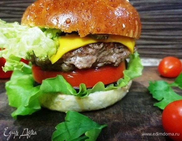Сочная котлета, много начинки, румяная ароматная булочка. Бургер готов!