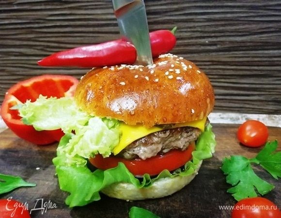 Сглотнули слюнку и угощаем бургерами мужчин.