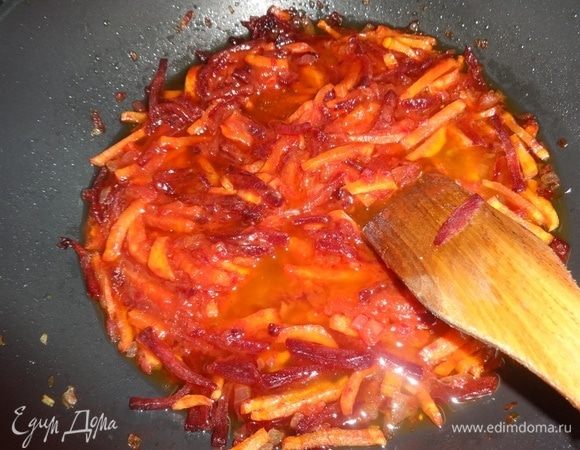 Томатную пасту развести небольшим количеством воды, добавить к овощам. Тушить, помешивая, на медленном огне 15 минут.