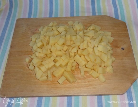 Картофель очистить, вымыть, нарезать кубиками.