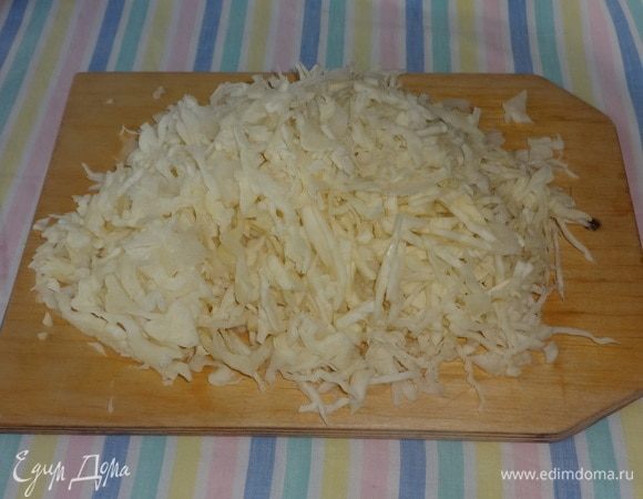 Капусту нарезать тонкой соломкой.
