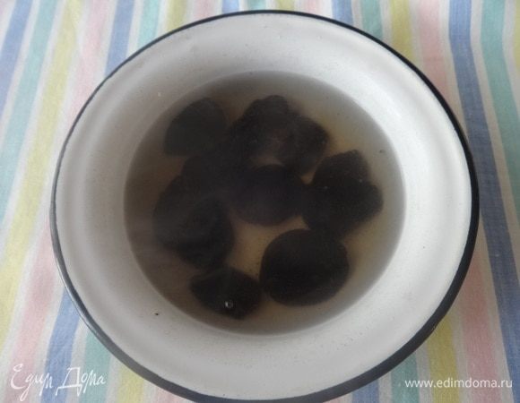 Чернослив промыть, залить горячей водой на 10 минут. Затем откинуть на дуршлаг.