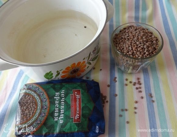 Чечевицу ТМ «Националь» промыть. Налить в кастрюльку 2 стакана холодной воды, положить чечевицу.