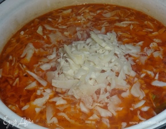 В кастрюлю с картофелем добавить томатно-овощную заправку и нарезанную капусту. Время варки зависит от плотности капусты. Важно ее не переварить, чтобы она была слегка аль денте. Когда борщ будет настаиваться, капуста дойдет.