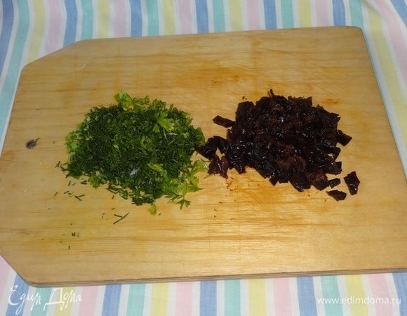 Зелень (у меня петрушка и укроп), а также чернослив мелко нарезать.