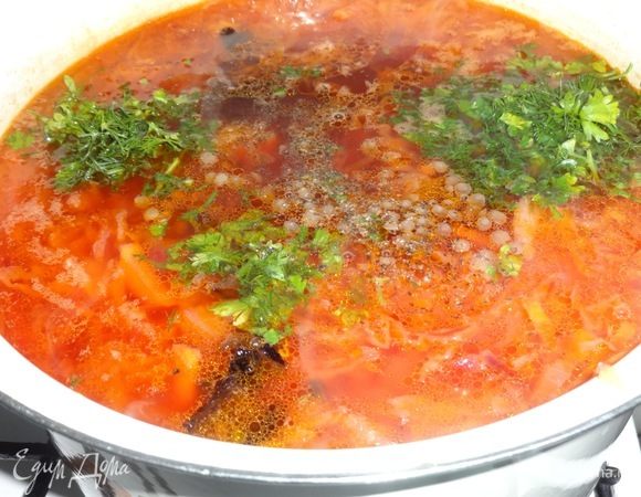 Положить в борщ чечевицу, кусочки чернослива, зелень, влить чечевичный отвар. Посолить, поперчить по вкусу. Варить 5 минут. Накрыть кастрюлю крышкой и дать настояться 15–20 минут.