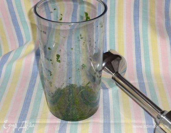 Щавель вымыть, обсушить. Измельчить блендером. Отжать от лишнего сока.