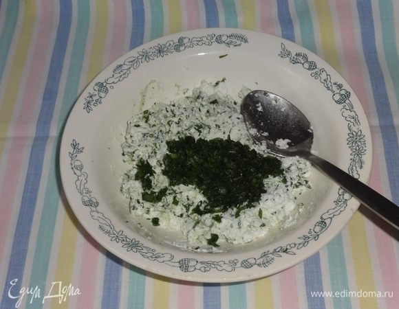 Соединить щавель с творогом, перемешать.