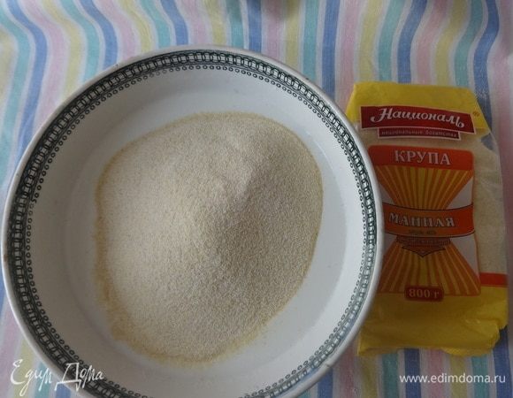 В кефир добавить 2 стакана манной крупы ТМ «Националь» и дать постоять 20 мин. Остальную крупу оставить для обсыпки форм.