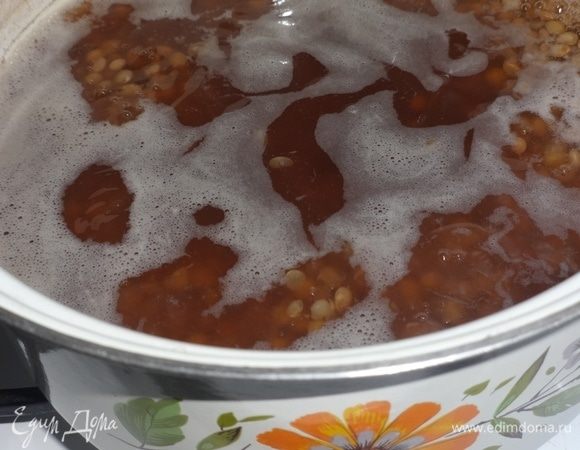 Красную чечевицу ТМ «Националь» промыть, положить в кастрюлю с холодной водой, довести до кипения, варить 15 мин. Затем откинуть чечевицу на дуршлаг.