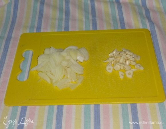 Лук, чеснок очистить. Чеснок нарезать пластинами. Лук разрезать вдоль пополам, каждую половину поперек пополам, затем соломкой.