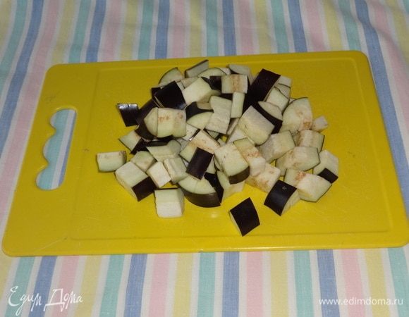 Все овощи вымыть, обсушить. Баклажан нарезать кубиками среднего размера.