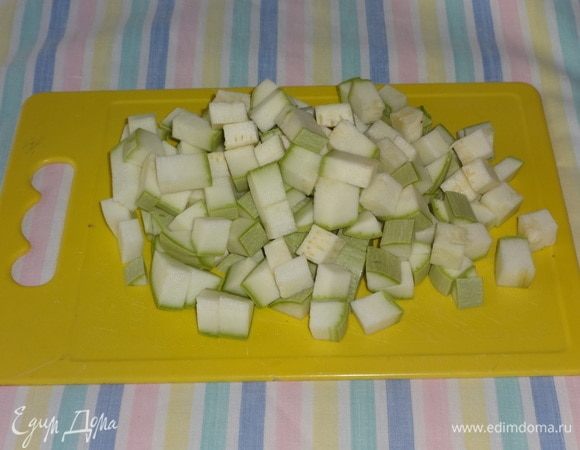Кабачок нарезать кубиками среднего размера.