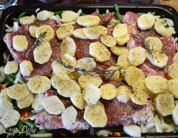 6-й слой — картошка, специи, соль. Немного сверху полить водой. Накрываем фольгой и отправляем в духовку на 45 мин. при 200°C.