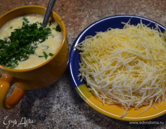 В это время готовим соус: смешиваем сливки, яйца, зелень, специи, соль. Сыр натереть на терке.