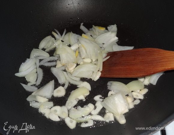 На сковороду налить половину нормы масла, разогреть. Положить лук и чеснок и обжарить в течение 5 мин.