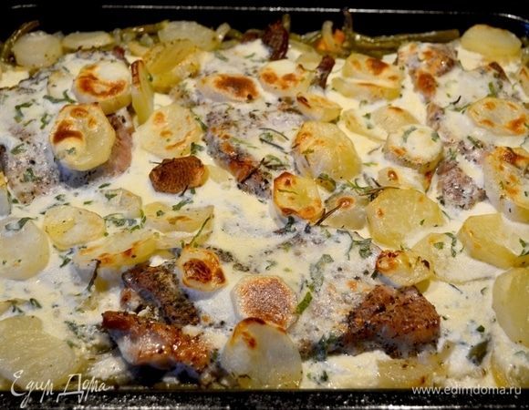 Затем достаем картошку с мясом и заливаем подготовленным соусом. Отправляем в духовку подрумяниться.