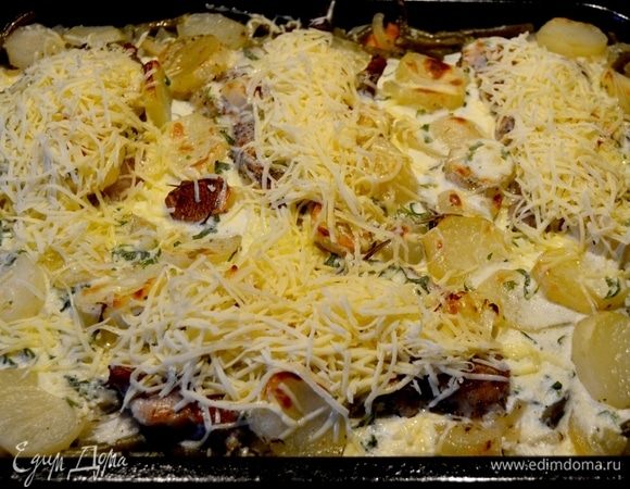 через 10 минут достать и сверху кусков мяса посыпать сыром.