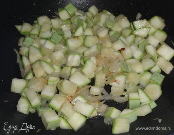 Добавить в сковороду кабачок, перемешать. Накрыть крышкой и жарить 5 мин. на среднем огне. Крышку открыть, жарить еще 5 мин., помешивая.