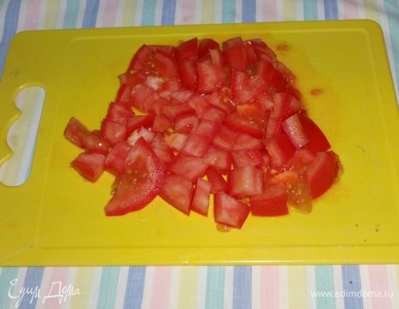 Помидор нарезать средними кубиками.