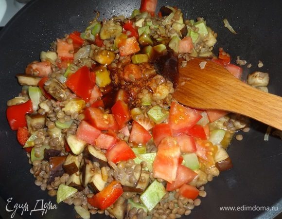 Добавить в сковороду баклажан, помидор, чечевицу, соус терияки, красный острый перец, соль, перемешать. Обжаривать 5 мин. Салат готов.