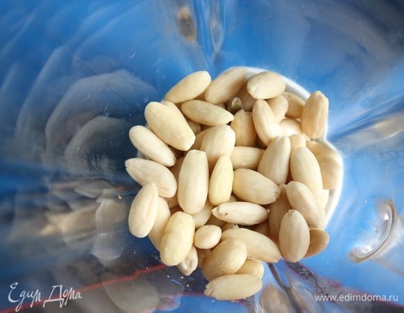 Приготовить миндальное молоко. Для этого вам нужен будет сушеный очищенный миндаль, питьевая вода.