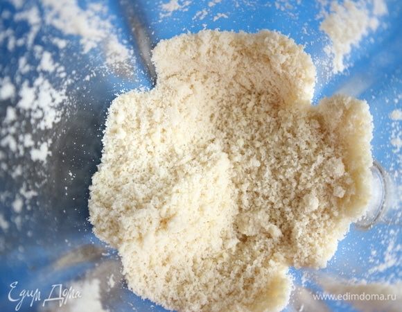 Поместить миндаль в блендер, измельчить.