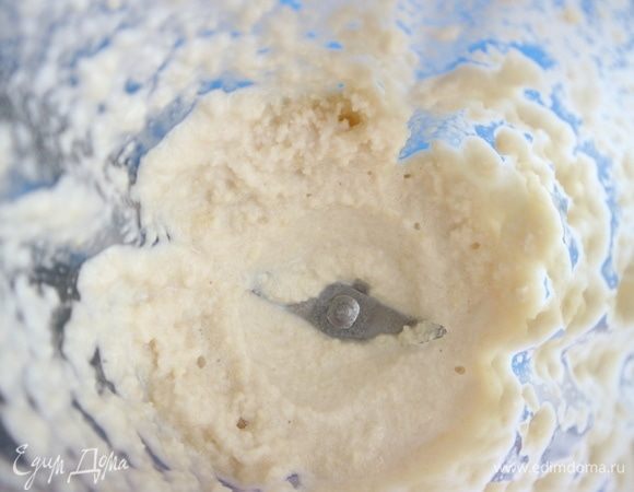 Добавить воду частями, после добавления каждой части воды перемешивать содержимое с помощью блендера.