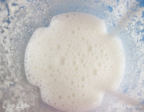 Классическая пропорция миндаля и воды — 1:4, можно приготовить миндальное молоко чуть гуще — 1:3, именно это соотношение здесь.