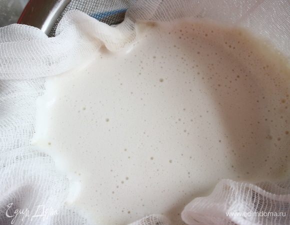 Процедить миндальное молоко через марлю, сложенную в несколько раз.