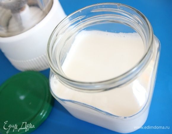 Убрать миндальное молоко в стеклянной банке в холодильник на некоторое время.