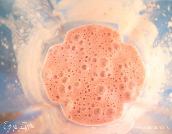 В блендер поместить малиновое пюре, кусочки банана, 50 грамм миндального молока, мед, лимонный сок, перемешать до однородного состояния.