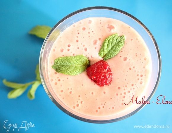 Налить в стакан, украсить листиками мяты, малиной, можно посыпать сверху измельченный жареный миндаль. Доброго вам дня и хорошего настроения!