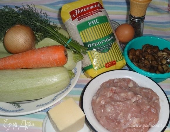 Подготовить необходимые продукты для приготовления блюда. Кабачки желательно брать подлиннее. Грибы я брала замороженные, вешенки. Можно также брать и свежие, и не только вешенки, а и шампиньоны, и любые другие.