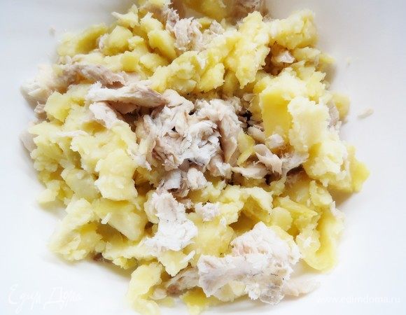 Филе рыбы припустить до готовности в небольшом количестве воды или в пароварке (я припускала на сковороде на сливочном масле), охладить, разобрать на небольшие кусочки. Картофель очистить, сварить, размять слегка прессом, добавить к рыбе.