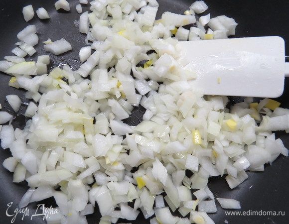 Почистить и мелко нарезать луковицу, обжарить ее до золотистого цвета на растительном масле. Зелень укропа также мелко нарезать.