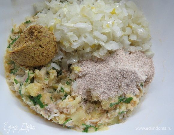 Добавить горчицу, панировочные сухари, жареный лук, приправить солью и перцем по вкусу, перемешать, стараясь не разминать кусочки рыбы.