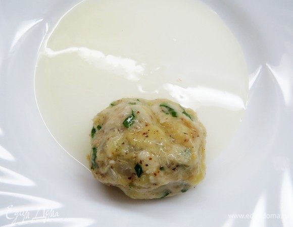 Сформовать небольшие котлетки. Разогреть сковороду с растительным маслом. Котлетки запанировать сначала в яичном белке.
