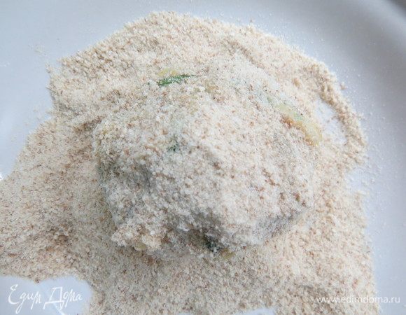 Затем обвалять в панировочных сухарях.