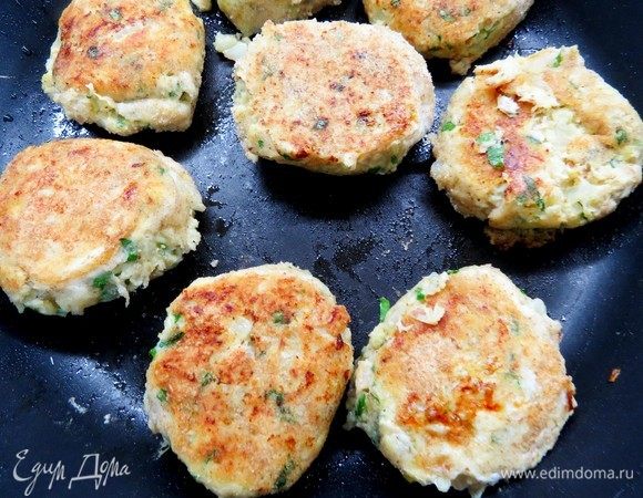 Обжарить на сковороде до румяной корочки по 3–5 минут с каждой стороны. Вкусно и в горячем, и в холодном виде.