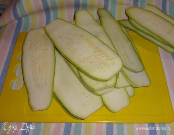 Кабачки вымыть, обсушить. Нарезать вдоль тонкими пластинами толщиной 1,5–2 см, чем тоньше, тем лучше. Для этого блюда кабачки можно подготовить 2 способами: во-первых, бланшировать в подсоленной воде в течение 2 минут; во-вторых, поставить в микроволновку на полную мощность на 1–1,5 минуты. Это делается для того, чтобы кабачки стали гибкими и не ломались.