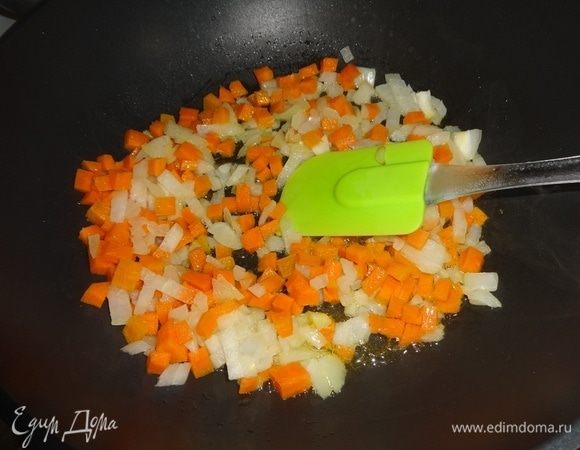 В сковороду налить половину нормы растительного масла, положить лук с морковью и обжаривать на среднем огне 10–15 минут.